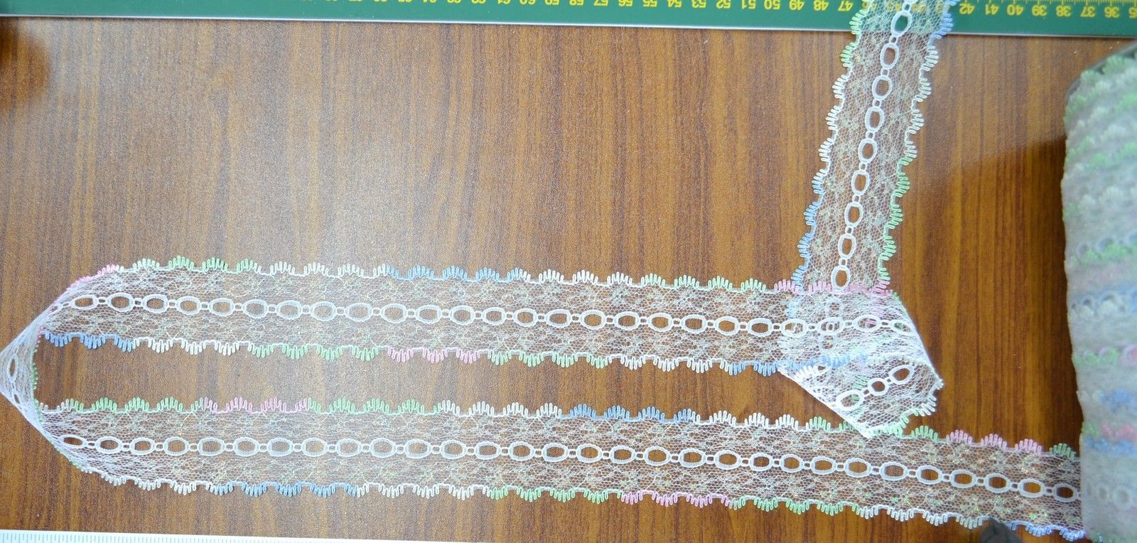 IN LACE Iridescent with White 5 metres KNIT