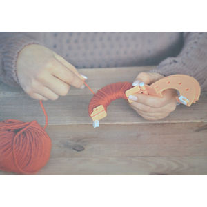 Addi Pom Pom Maker 4 Piece, AddiMoon, Hinged With Clip Closure, 3.5cm to 9cm