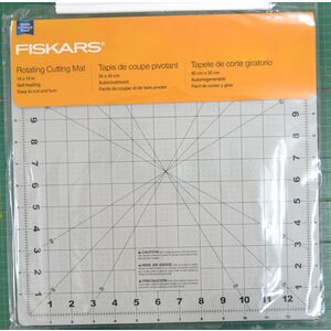 Fiskars Rotating Cutting Mat 14&quot; x 14&quot; Self Healing, Easy To Cut &amp; Turn